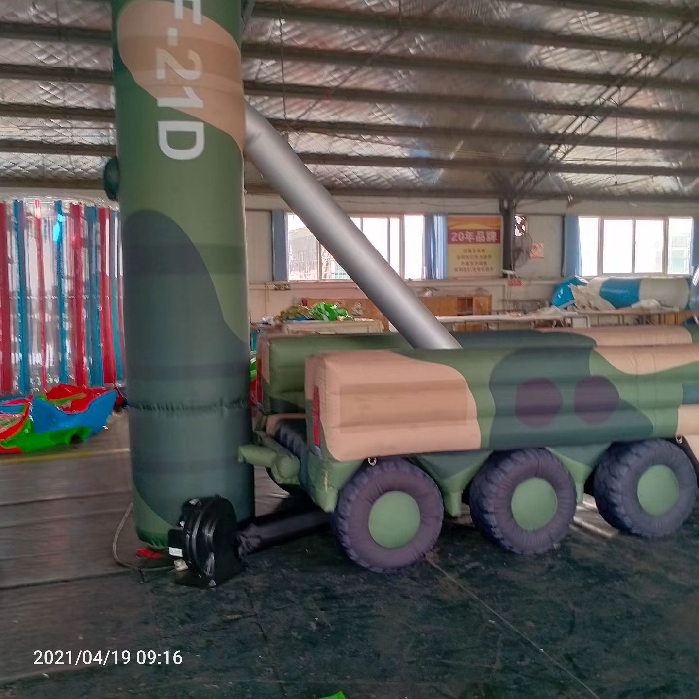 仁和军事演习中的充气目标车辆：模拟发射车雷达车坦克飞机
